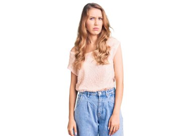 Sarışın, sıradan kıyafetler giyen, kuşkucu ve gergin, sorunlu, güzel, beyaz bir kadın. negatif kişi. 