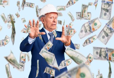 Kıdemli, gri saçlı, takım elbiseli ve mimar kasketli, korku ifadesinden korkmuş ve dehşete düşmüş adam. El kol hareketi yapmayı kes, şok içinde bağır. panik konsepti.