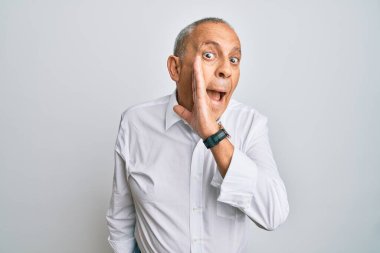 Yakışıklı, beyaz gömlekli, ağzı açık, gizli dedikodular söyleyen, kötü niyetli konuşmalar fısıldayan... 