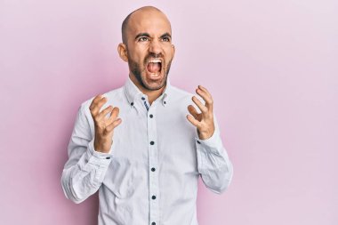 Gündelik kıyafetler giyen genç İspanyol adam deli gibi bağırıyor ve agresif bir ifade ve kollarla bağırıyor. hüsran kavramı. 