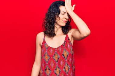 Gündelik giysiler giyen genç, güzel İspanyol bir kadın. Hatayla el ele tutuşup şaşırdı. Hatayı hatırla. Unuttum, kötü hafıza kavramı. 