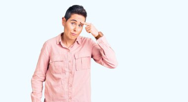 Kısa saçlı, günlük kıyafetler giyen, alnındaki sivilceden mutsuz olan, siyah başlıklı, çirkin enfeksiyonlu bir kadın. sivilce ve deri problemi 