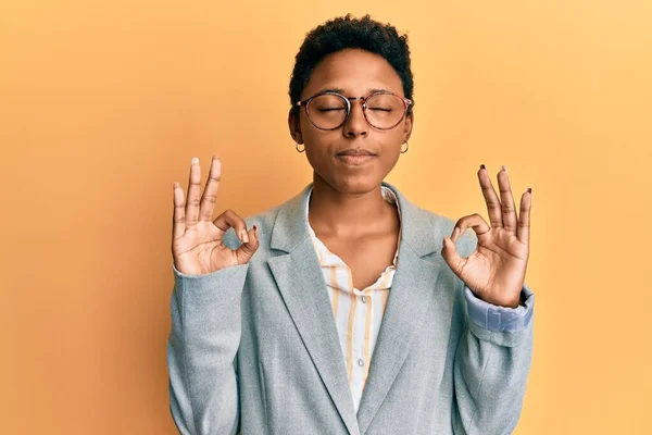 Chica Afroamericana Joven Con Chaqueta Negocios Gafas Relajarse Sonreír Con —  Fotos de Stock