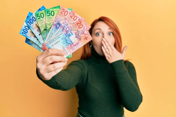 손으로 스위스 지폐를 아름다운 여인이 실수로 충격을 두려워하고 있습니다 놀라운 — 스톡 사진
