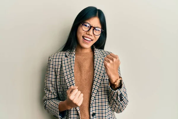 Νεαρή Κινέζα Γυναίκα Φορώντας Επιχειρηματικό Στυλ Και Γυαλιά Γιορτάζει Έκπληκτος — Φωτογραφία Αρχείου