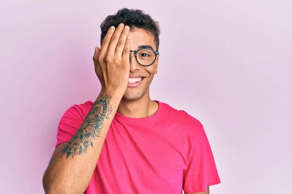 Junger Gutaussehender Afrikanisch Amerikanischer Mann Mit Brille Über Rosa Hintergrund — Stockfoto