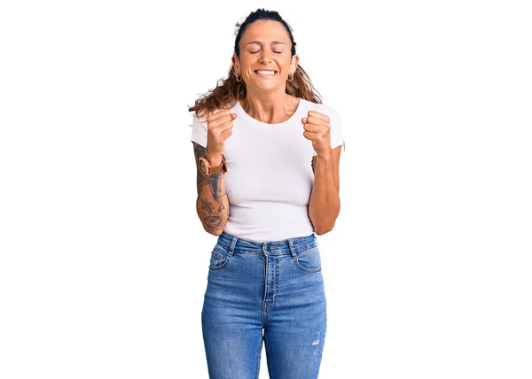 Νεαρή Ισπανίδα Τατουάζ Που Φοράει Λευκό Μπλουζάκι Ενθουσιασμένο Για Την — Φωτογραφία Αρχείου