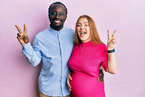 Jovem Casal Interracial Esperando Bebê Tocando Barriga Grávida Sorrindo Olhando — Fotografia de Stock