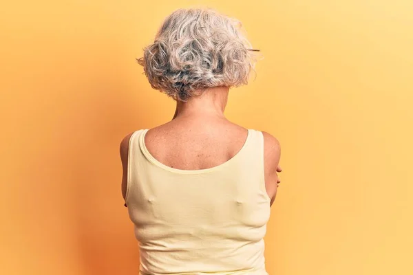 Starsza Siwowłosa Kobieta Ubrana Luźne Ubrania Stojąca Tyłem Tyłu Patrząca — Zdjęcie stockowe