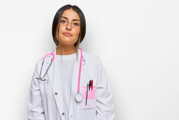 Güzel Spanyol Kadın Doktor Üniforması Giyiyor Steteskop Takıyor Yüzünde Ciddi — Stok fotoğraf