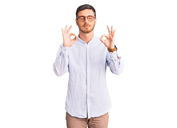 Bonito Jovem Com Urso Vestindo Elegante Camisa Negócios Óculos Relaxados — Fotografia de Stock