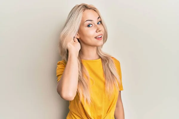Gyönyörű Kaukázusi Szőke Lány Alkalmi Pólóban Mosolygott Fültől Fülig Hallgatva — Stock Fotó