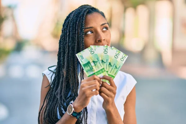 Mladý Africký Americký Žena Pokrývající Ústa Norský Korun Bankovky Městě — Stock fotografie