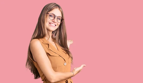 Ung Vacker Blond Kvinna Bär Casual Kläder Och Glasögon Inbjudande — Stockfoto