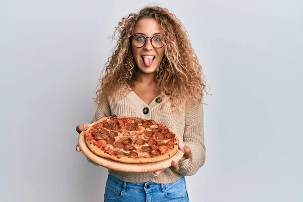 Güzel Beyaz Kız Lezzetli Pepperonili Pizza Yiyor Dilini Komik Bir — Stok fotoğraf