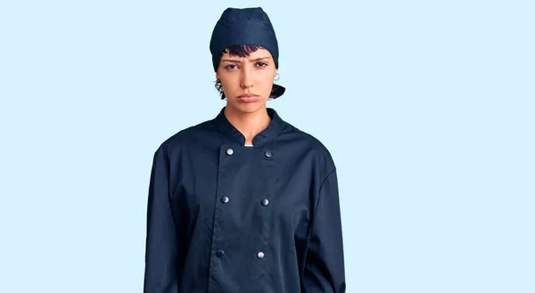 Mulher Morena Jovem Com Cabelo Curto Vestindo Uniforme Cozinheiro Profissional — Fotografia de Stock