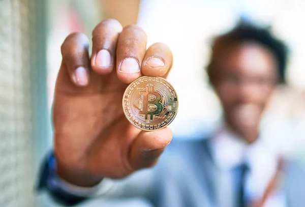 Joven Hombre Negocios Afroamericano Guapo Vistiendo Traje Sonriendo Feliz Pie — Foto de Stock