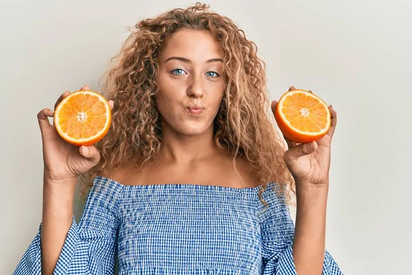 Hermosa Chica Adolescente Caucásica Sosteniendo Naranjas Frescas Hinchando Mejillas Con —  Fotos de Stock