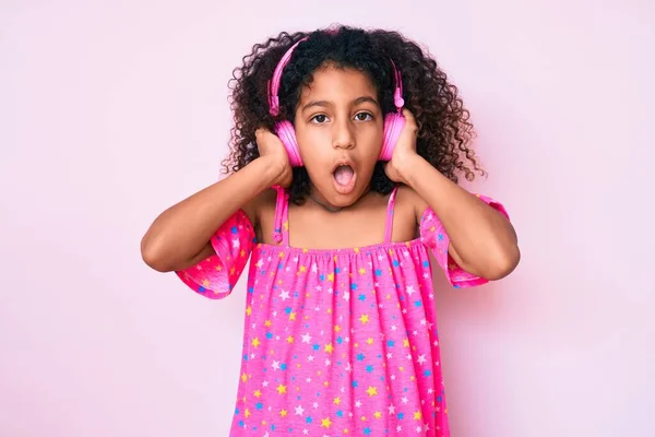 Bambino Afroamericano Con Capelli Ricci Che Ascolta Musica Usando Cuffie — Foto Stock