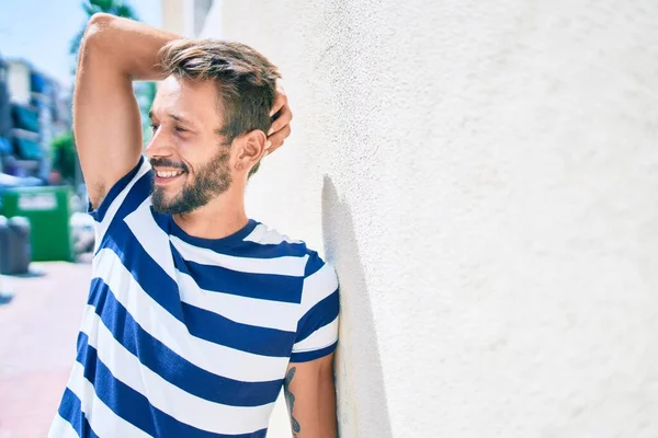 Schöner Kaukasischer Mann Mit Bart Der Freien Glücklich Lächelt — Stockfoto