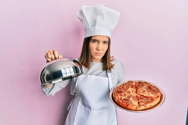 Ung Vacker Kvinna Professionell Kock Håller Italiensk Pizza Skeptisk Och — Stockfoto