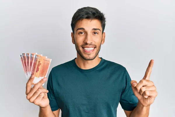 Joven Hombre Guapo Sosteniendo Billetes 100 Coronas Noruegas Sonriendo Con —  Fotos de Stock