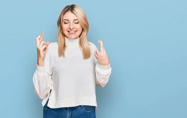 Ung Kaukasiska Kvinna Bär Casual Vinter Tröja Gestikulerande Finger Korsade — Stockfoto