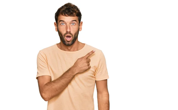 Knappe Jongeman Met Baard Casual Tshirt Verrast Wijzend Met Vinger — Stockfoto