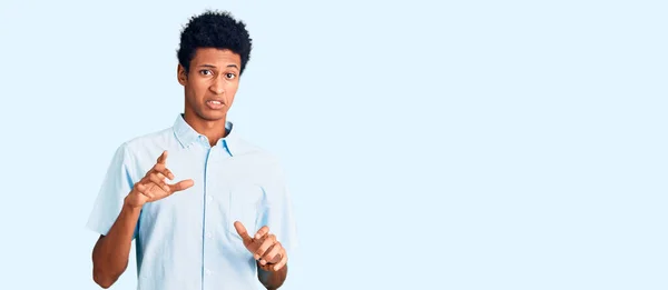 Genç Afro Amerikan Adam Günlük Giysiler Giyiyor Tiksindirici Ifadeler Takınıyor — Stok fotoğraf