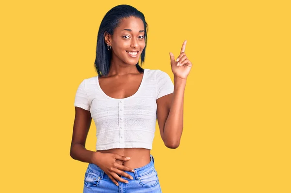 Joven Mujer Afroamericana Vistiendo Ropa Casual Sonriendo Feliz Señalando Con —  Fotos de Stock