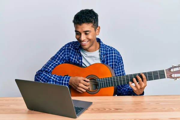 Joven Guapo Afroamericano Hombre Aprendiendo Guitarra Clásica Tutorial Línea Buscando —  Fotos de Stock