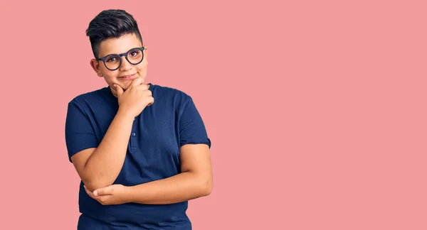 Niño Pequeño Vistiendo Ropa Casual Gafas Mirando Con Confianza Cámara —  Fotos de Stock