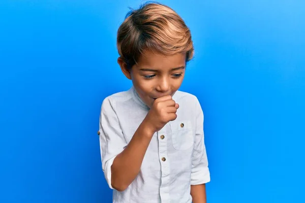 Liebenswertes Lateinisches Kind Lässiger Kleidung Das Sich Unwohl Fühlt Und — Stockfoto