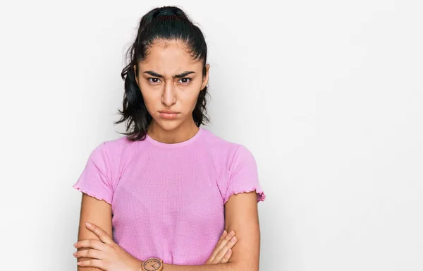 Hispanic Tonåring Flicka Med Tandställning Bär Casual Kläder Skeptisk Och — Stockfoto