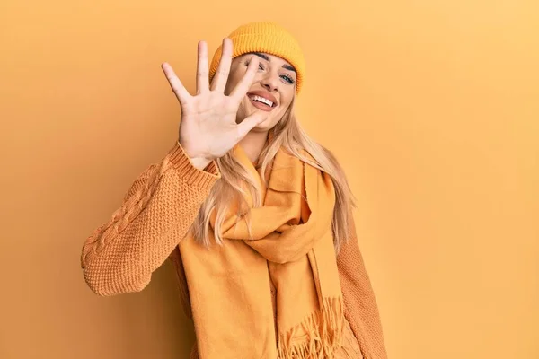 Beyaz Kadın Yün Kazak Kep Giyer Beş Numaralı Parmaklarıyla Işaret — Stok fotoğraf