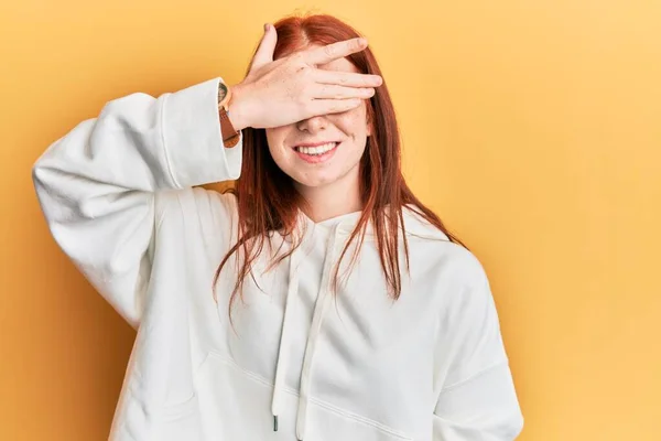 Jeune Fille Rousse Portant Sweat Shirt Décontracté Souriant Riant Avec — Photo