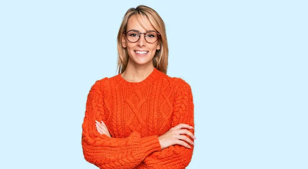 Belle Femme Blonde Portant Des Vêtements Décontractés Des Lunettes Visage — Photo