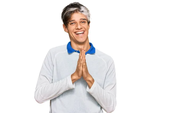 若いヒスパニック系の男は両手で祈ってカジュアルな服を着て一緒に自信を笑顔許しを求めて — ストック写真