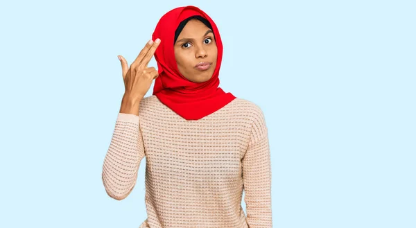 Joven Mujer Afroamericana Vestida Con Tradicional Bufanda Islámica Hijab Disparando — Foto de Stock