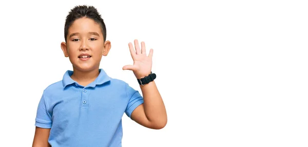 Маленький Хлопчик Іспаномовний Хлопець Носить Повсякденний Одяг Показуючи Вказуючи Пальцями — стокове фото