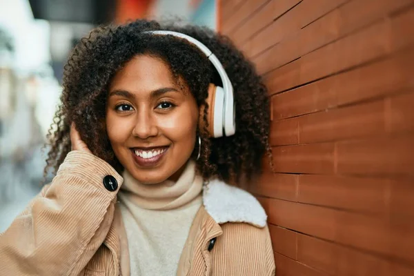 Ung Afrikansk Amerikansk Kvinna Lyssnar Musik Staden — Stockfoto