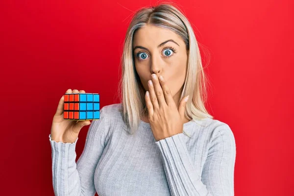 Hermosa Mujer Rubia Jugando Colorido Rompecabezas Cubo Juego Inteligencia Que — Foto de Stock