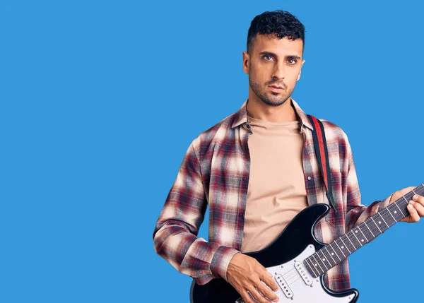 Jovem Hispânico Homem Tocando Guitarra Elétrica Pensando Atitude Expressão Sóbria — Fotografia de Stock