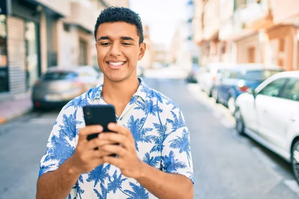 穿着夏装 头戴智能手机 走在城市街道上的阿拉伯青年游客 — 图库照片