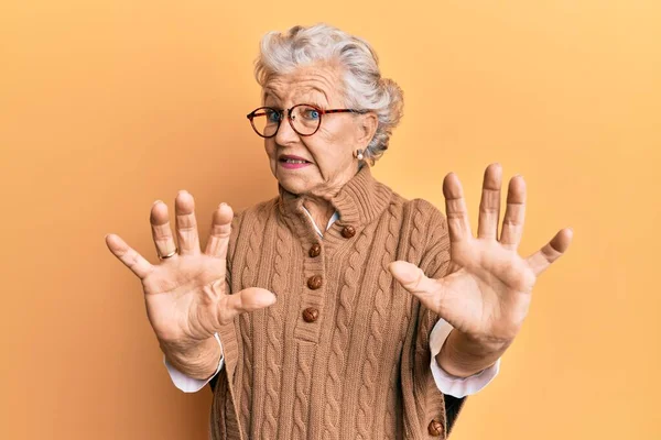 Idősebb Ősz Hajú Alkalmi Ruhát Szemüveget Visel Fél Retteg Félelemtől — Stock Fotó