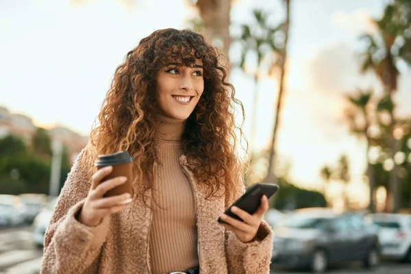 Jovem Hispânica Usando Smartphone Beber Café Cidade — Fotografia de Stock