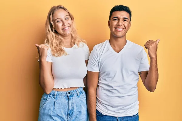 Jeune Couple Interracial Portant Shirt Blanc Décontracté Souriant Avec Visage — Photo