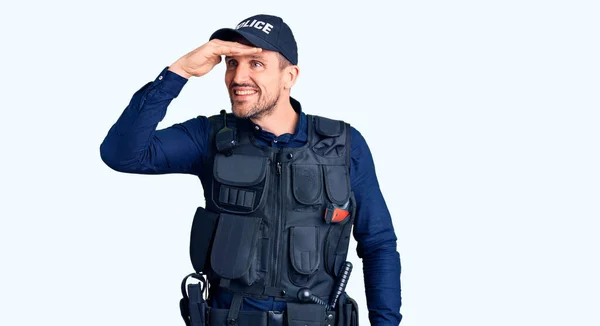 Ung Stilig Man Klädd Polisuniform Mycket Glad Och Ler Tittar — Stockfoto