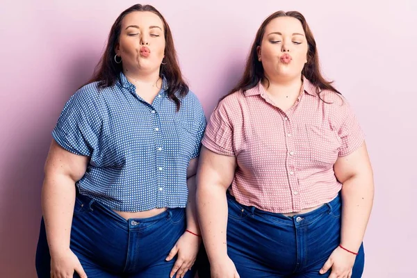 Junge Size Zwillinge Lässiger Kleidung Machen Fischgesicht Mit Lippen Verrückter — Stockfoto