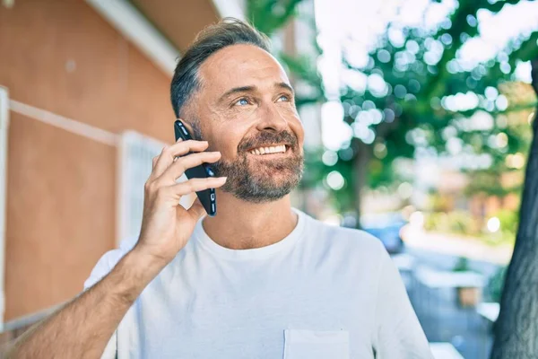 Hombre Guapo Mediana Edad Sonriendo Feliz Usando Teléfono Inteligente Ciudad — Foto de Stock